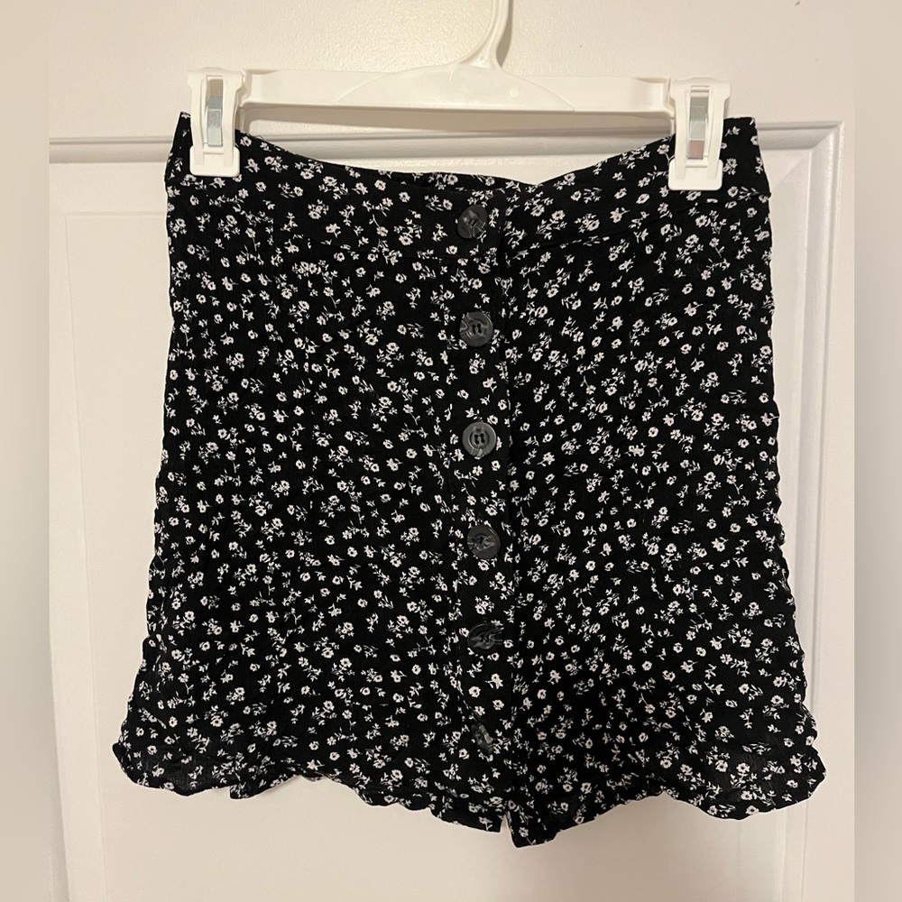 Floral black skirt with buttons